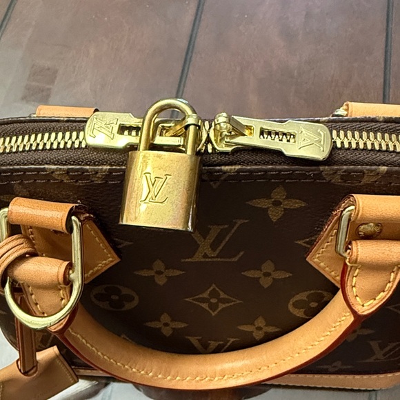 Louis Vuitton Alma Handbag with Strap and box accessories - Picture 4 of 9